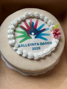bild av tårta med Sällsyntadagen-logotype